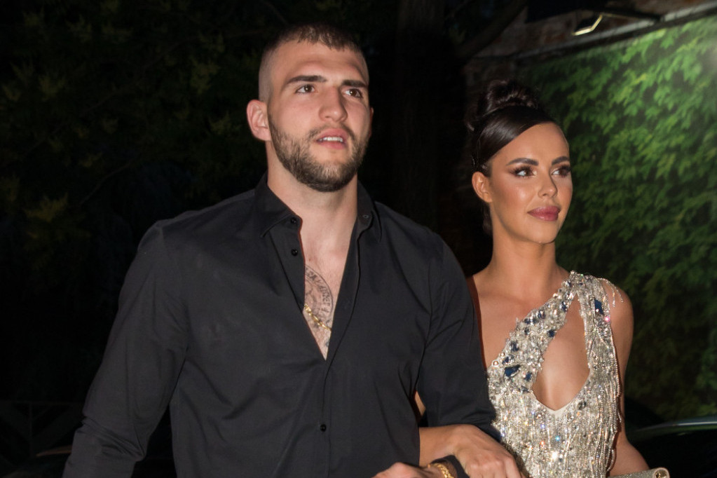 Spakovala kofere i napustila porodični dom! Bogdana Ražnatović sa sinovima daleko od Veljka (FOTO) Spakovala kofere i napustila porodični dom! Bogdana Ražnatović sa sinovima daleko od Veljka (FOTO)