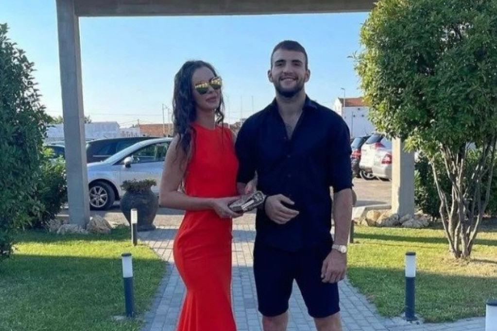 Dok Anastasija sa Gudeljem uživa u luksuzu Sen Tropea Veljko i Bogdana letuju ovako! Prve porodične slike sa mora sve otkrile (FOTO) Dok Anastasija sa Gudeljem uživa u luksuzu Sen Tropea Veljko i Bogdana letuju ovako! Prve porodične slike sa mora sve otkrile (FOTO)