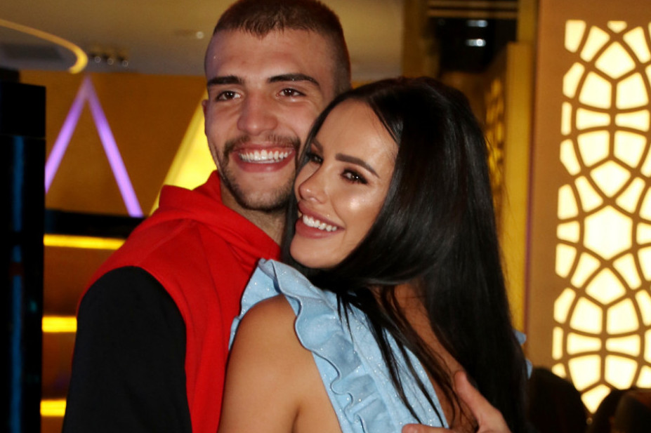 Na Instagramu je sve savršeno, a evo kako izgledaju Bogdana i Veljko Ražnatović kad ih niko ne gleda (FOTO) Na Instagramu je sve savršeno, a evo kako izgledaju Bogdana i Veljko Ražnatović kad ih niko ne gleda (FOTO)
