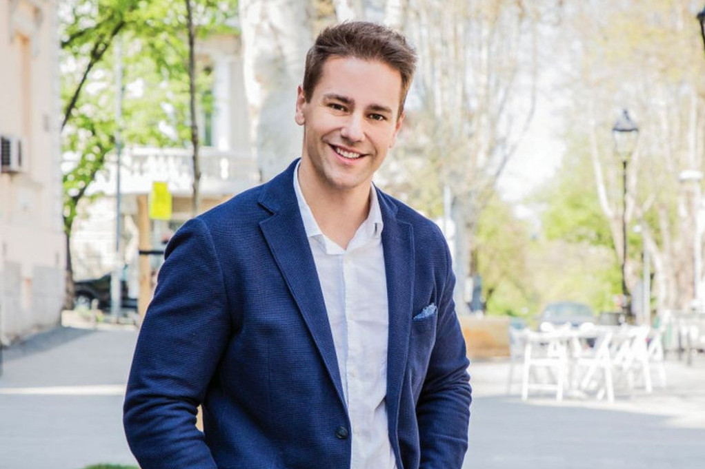 Luka Raco pokazao oca: Zgodan je i neopisivo liči na pevača za kojim su žene sekle vene (FOTO) Luka Raco pokazao oca: Zgodan je i neopisivo liči na pevača za kojim su žene sekle vene (FOTO)