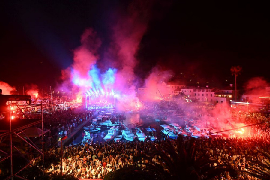 Muzički omaž Oliveru Dragojeviću ispunio je Vela Luku snažnim emocijama Muzički omaž Oliveru Dragojeviću ispunio je Vela Luku snažnim emocijama