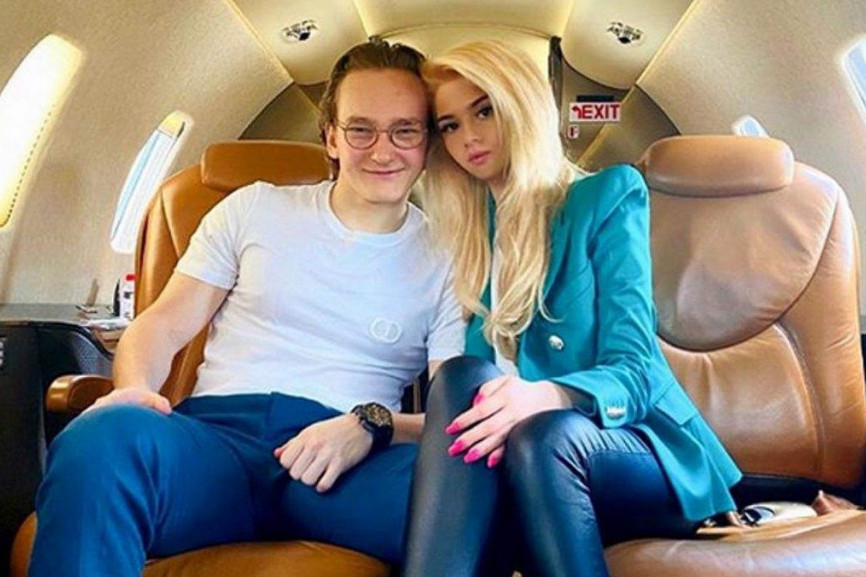 Ćerka Željka Mitrovića nosi na sebi čist luksuz: Verenik milioner se opasno otvorio - za čizme je dao četiri srpske prosečne plate (FOTO) Ćerka Željka Mitrovića nosi na sebi čist luksuz: Verenik milioner se opasno otvorio - za čizme je dao četiri srpske prosečne plate (FOTO)