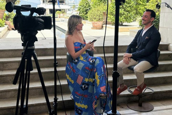 Letnji specijal emisije “Nešto Drugačije”: Hana Adrović i Rami Al Ali: U razgovoru sa jednim od najpoznatijih couture dizajnera na svetu Letnji specijal emisije “Nešto Drugačije”: Hana Adrović i Rami Al Ali: U razgovoru sa jednim od najpoznatijih couture dizajnera na svetu