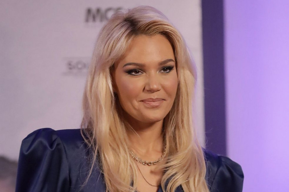Lena Kovačević uhvaćena u strasnom poljupcu sa suprugom, mislili su da ih niko ne gleda (FOTO) Lena Kovačević uhvaćena u strasnom poljupcu sa suprugom, mislili su da ih niko ne gleda (FOTO)