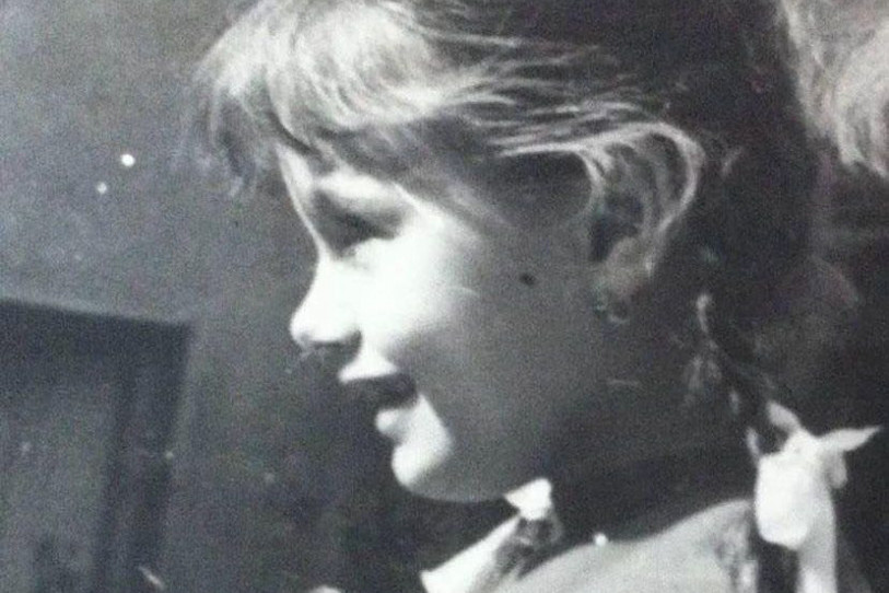 Preslatka devojčica sa fotografije danas je poznata ličnost sa najtužnijom ljubavnom pričom! Možete li da je prepoznate? Preslatka devojčica sa fotografije danas je poznata ličnost sa najtužnijom ljubavnom pričom! Možete li da je prepoznate?