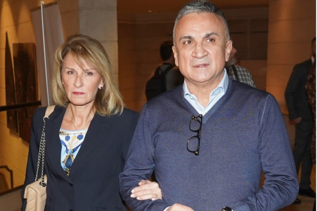 Zar pred svima: Fotografija zabeležila Srđanovo ponašanje prema Dijani, njoj uopšte nije svejedno Zar pred svima: Fotografija zabeležila Srđanovo ponašanje prema Dijani, njoj uopšte nije svejedno