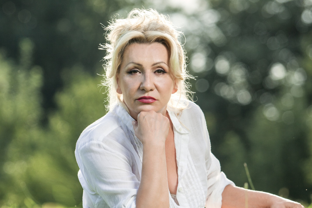 Golišavi se ljubakaju u bazenu: Vesna Zmijanac uslikana sa frajerom! Svi ga znate, bio je sa još jednom poznatom pevačicom (FOTO) Golišavi se ljubakaju u bazenu: Vesna Zmijanac uslikana sa frajerom! Svi ga znate, bio je sa još jednom poznatom pevačicom (FOTO)