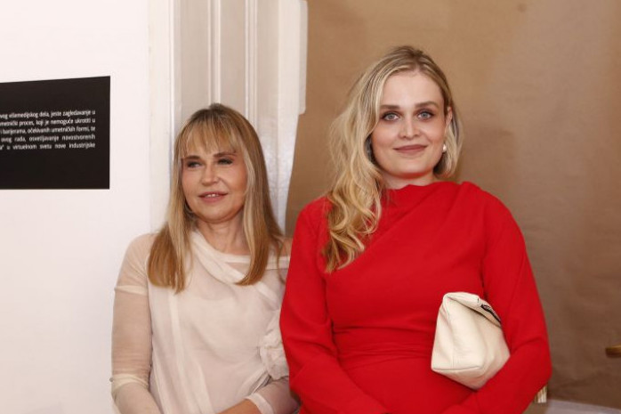 Slika unuke Anice Dobre iz kuhinje izmamiće vam osmeh na lice: Pored male Lune, luksuzni papreno skup nameštaj u drugom je planu Slika unuke Anice Dobre iz kuhinje izmamiće vam osmeh na lice: Pored male Lune, luksuzni papreno skup nameštaj u drugom je planu