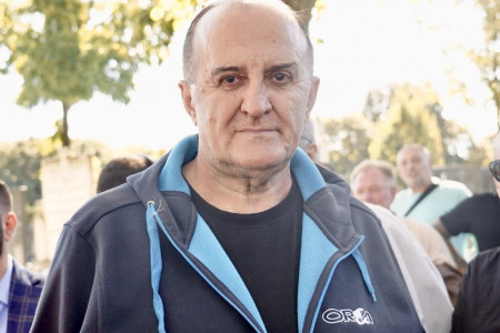 Devedesetih je bio najveća zvezda na Pinku: Pogledajte kako je završio Big Lale i u kakvom stanu živi sa porodicom (FOTO) Devedesetih je bio najveća zvezda na Pinku: Pogledajte kako je završio Big Lale i u kakvom stanu živi sa porodicom (FOTO)