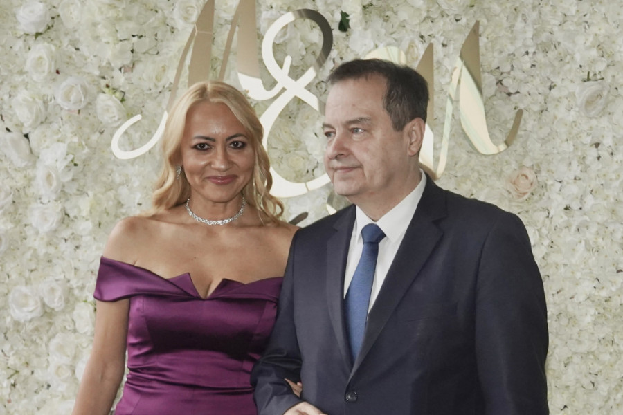 Ćerka Ivice Dačića prvi put sa roditeljima pred kamerama! Upoznajte Andreu Dačić: Odrasla je, ali odmah se vidi na koga liči (FOTO) Ćerka Ivice Dačića prvi put sa roditeljima pred kamerama! Upoznajte Andreu Dačić: Odrasla je, ali odmah se vidi na koga liči (FOTO)