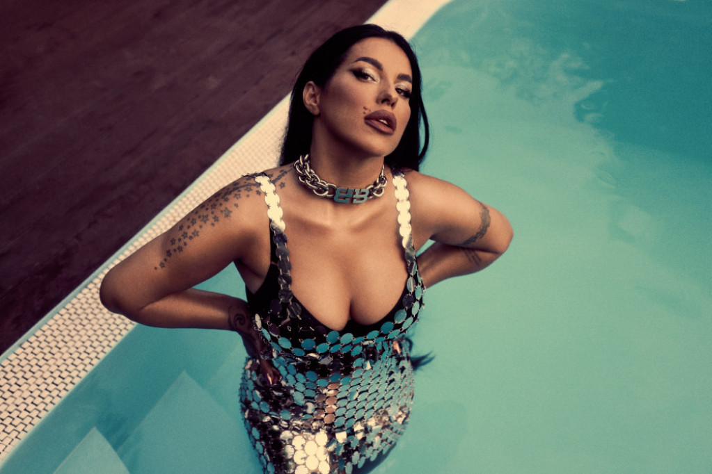 Ona je svakodnevicu pretvorila u letnji san: Zavirite u dvorište Seke Aleksić, jedan detalj ostavlja bez daha (FOTO) Ona je svakodnevicu pretvorila u letnji san: Zavirite u dvorište Seke Aleksić, jedan detalj ostavlja bez daha (FOTO)