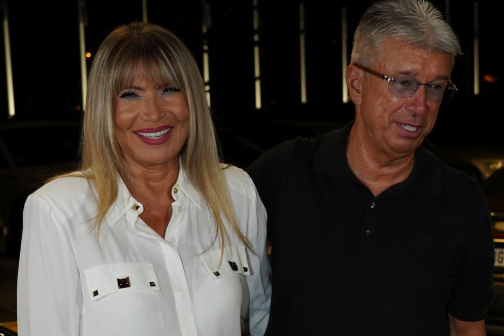 Ćerka Saše Popovića i Suzane Jovanović posle dužeg vremena u javnosti: Njen izgled svi komentarišu, jedan detalj posebno intrigira (FOTO) Ćerka Saše Popovića i Suzane Jovanović posle dužeg vremena u javnosti: Njen izgled svi komentarišu, jedan detalj posebno intrigira (FOTO)