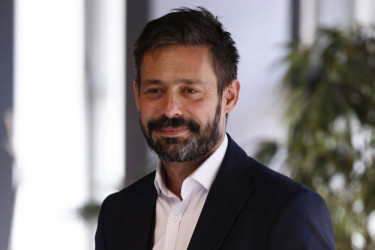 Roditelji digli ruke, a glumac sve iznenadio: Oženio se Milan Vasić, objavio fotografiju sa mladom Roditelji digli ruke, a glumac sve iznenadio: Oženio se Milan Vasić, objavio fotografiju sa mladom