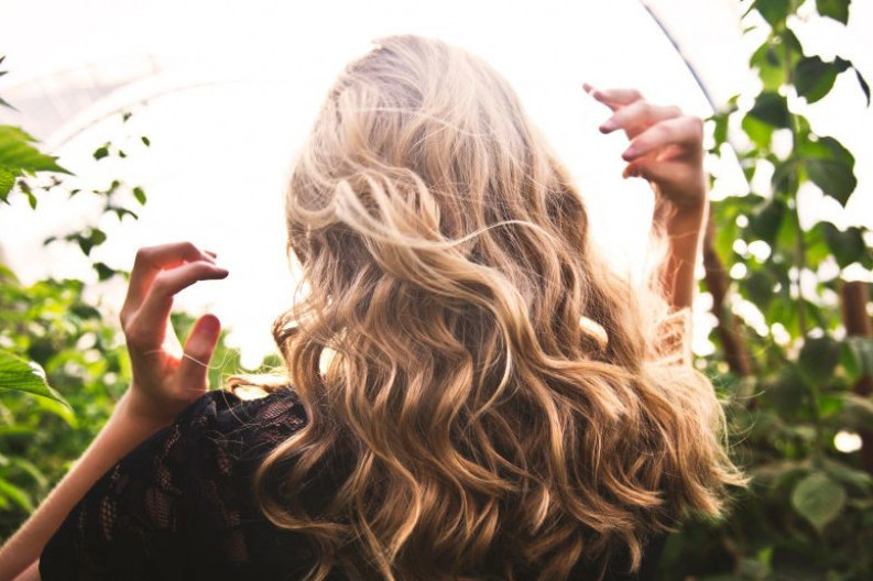 Za savršene lokne ne treba vam ni fen, ni presa: Genijalna metoda uvijanje kose, žene su lude za njom VIDEO Za savršene lokne ne treba vam ni fen, ni presa: Genijalna metoda uvijanje kose, žene su lude za njom VIDEO