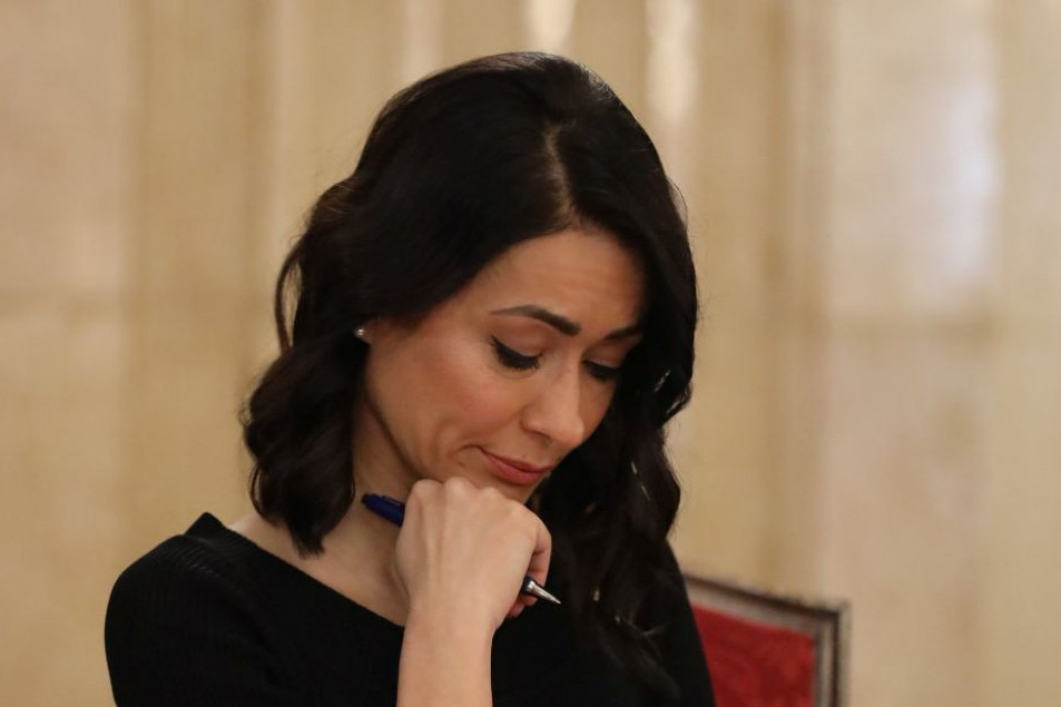 VELIKA TUGA: Voditeljka Irena Jovanović doživela strašan udarac, od TEŽINE NJENIH REČI pucaju i najtvrđa srca (FOTO) VELIKA TUGA: Voditeljka Irena Jovanović doživela strašan udarac, od TEŽINE NJENIH REČI pucaju i najtvrđa srca (FOTO)