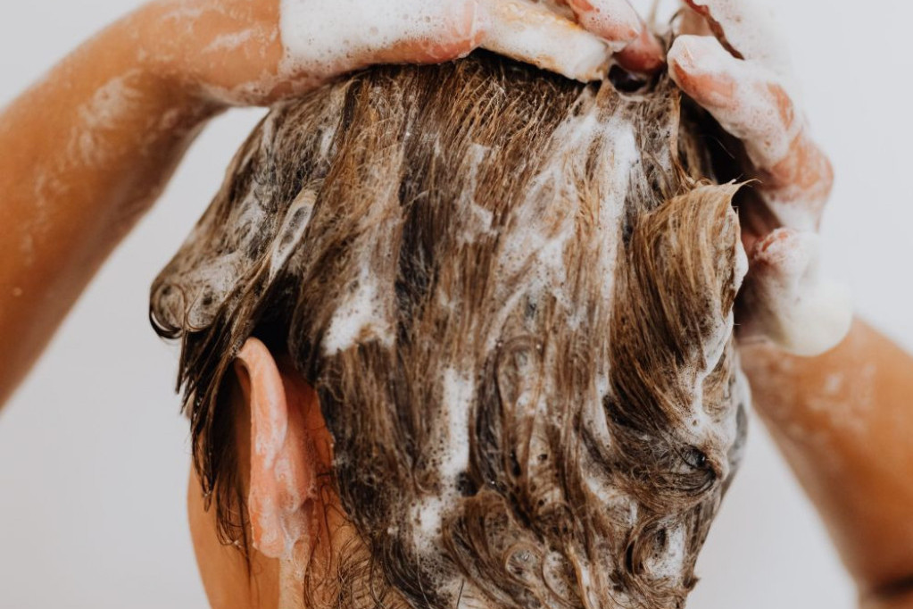 Najveća greška koju pravimo kad peremo kosu: Zato je suva i lomljiva, a dovoljno je da uradimo samo jednu stvar