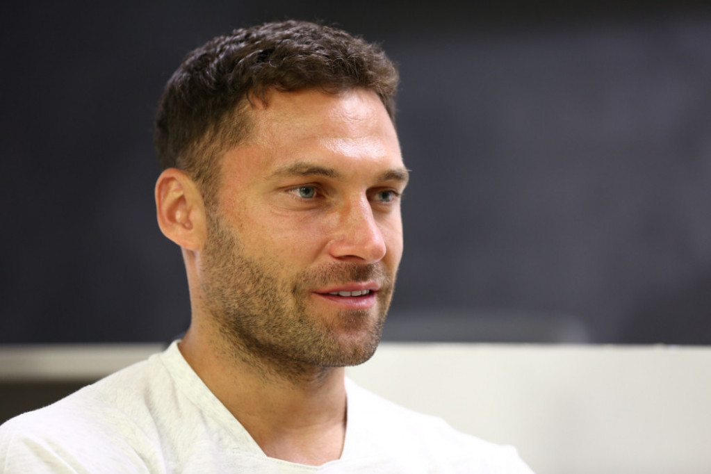 Jelenin omiljeni pevač u centru grada zapevao Dušku: Tekst pesme gađa direktno u srce (VIDEO) Jelenin omiljeni pevač u centru grada zapevao Dušku: Tekst pesme gađa direktno u srce (VIDEO)