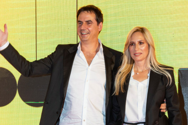 Supruga Zorana Kesića u najmodernijim pantalonama za jesen: Savršeno stilizovana prošetala torbicu koja vredi  kao suvo zlato (FOTO) Supruga Zorana Kesića u najmodernijim pantalonama za jesen: Savršeno stilizovana prošetala torbicu koja vredi  kao suvo zlato (FOTO)