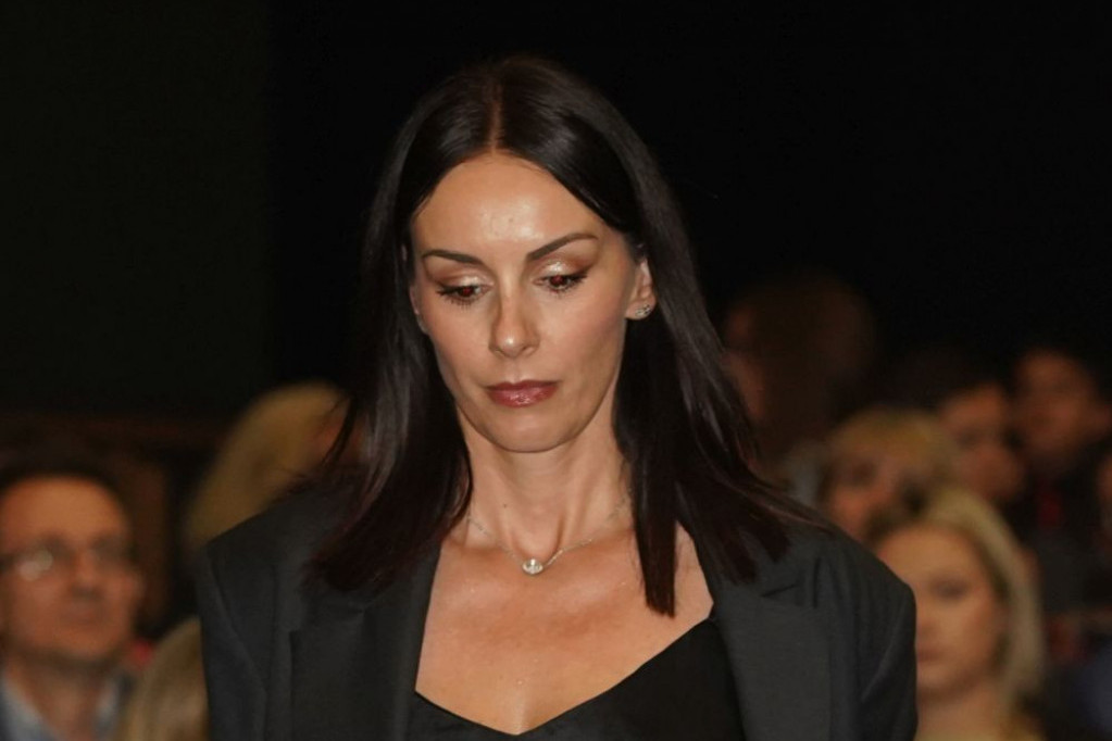 Sve dame su nosile haljine, ali Sloboda Mićalović se razlikuje: Ovo se zove SAVRŠEN STIL - ležerno, elegantno, a NEOPISIVO TRENDI (FOTO) Sve dame su nosile haljine, ali Sloboda Mićalović se razlikuje: Ovo se zove SAVRŠEN STIL - ležerno, elegantno, a NEOPISIVO TRENDI (FOTO)