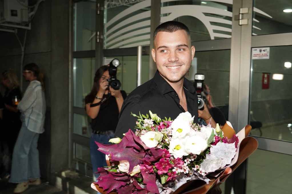 Tek što su obelodanili romansu, Viktor Živojinović i Sofija Spasojević zakazali slavlje (FOTO)