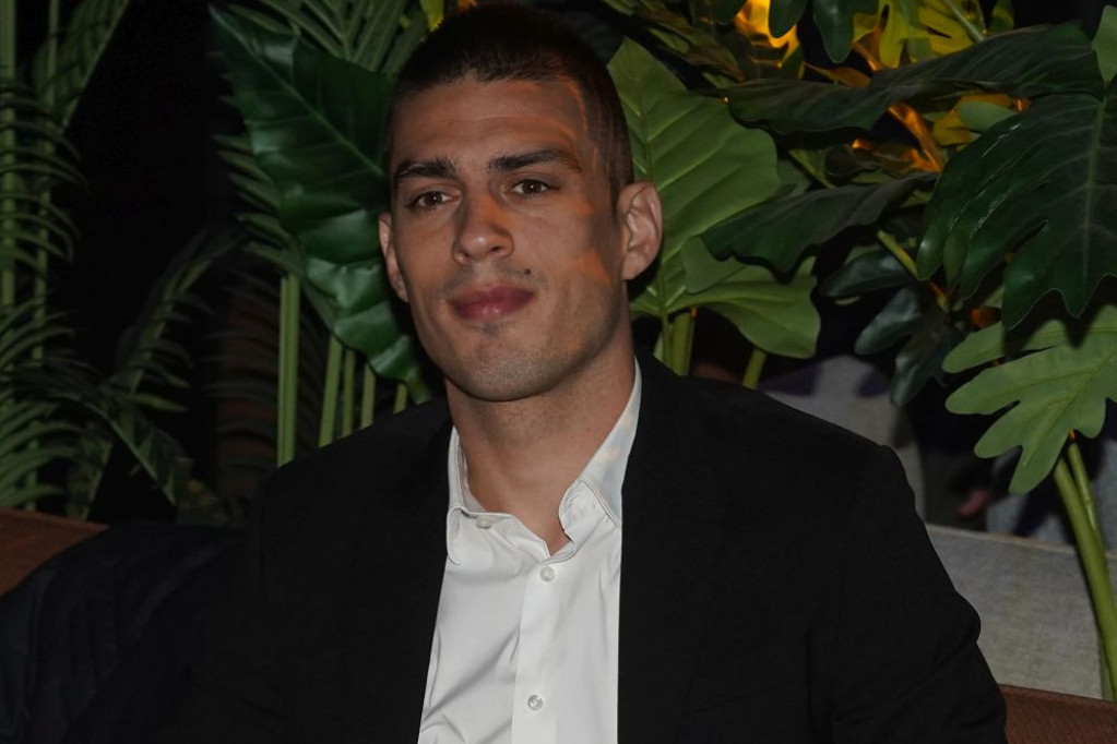 Najvažniji dan za Vujadina Savića, a od Mirke i dece ni traga Najvažniji dan za Vujadina Savića, a od Mirke i dece ni traga