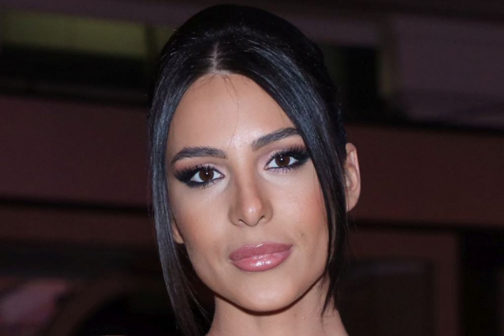 Anastasija od glave do pete u boji koja je apsolutni hit sezone: Kombinacija kojoj niko nije uspeo da pronađe manu Anastasija od glave do pete u boji koja je apsolutni hit sezone: Kombinacija kojoj niko nije uspeo da pronađe manu