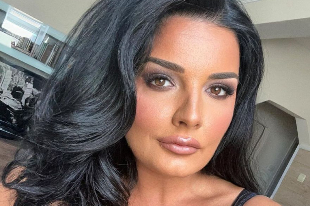Mnogi ne mogu da smisle ovaj odevni predmet, ali Milena ima baš poseban primerak: Izdanje koje su svi komentarisali (FOTO) Mnogi ne mogu da smisle ovaj odevni predmet, ali Milena ima baš poseban primerak: Izdanje koje su svi komentarisali (FOTO)