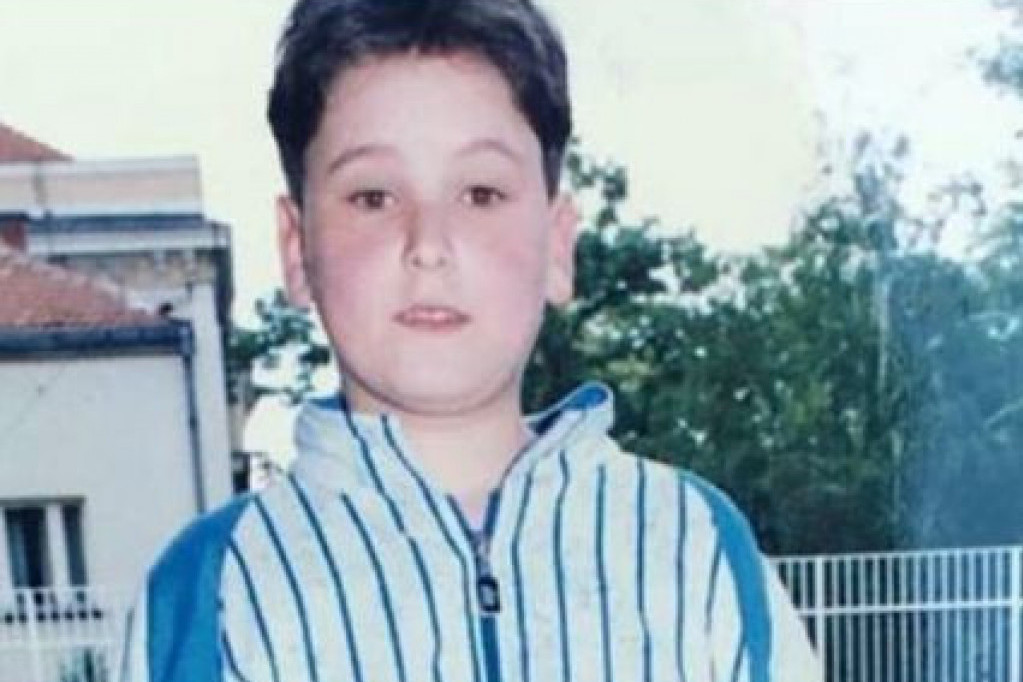 Buckasti dečak sa fotografije, danas pravi šmeker! Glumac ljubio ćerku Vesne Čipčić i Milenu Radulović! Prepoznajete li ga? Buckasti dečak sa fotografije, danas pravi šmeker! Glumac ljubio ćerku Vesne Čipčić i Milenu Radulović! Prepoznajete li ga?