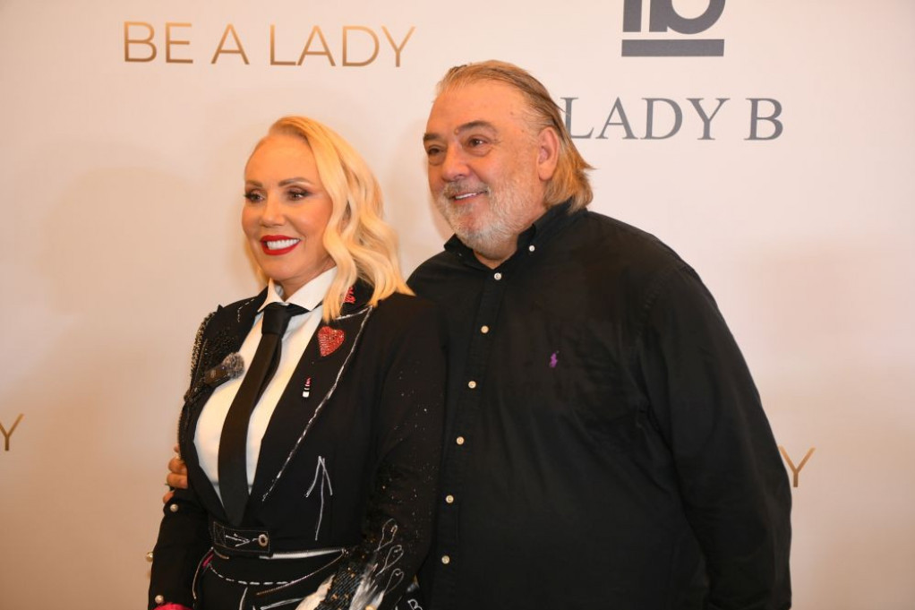 Nije mu baba, ali... Mali Aleksandar jednim gestom pokazao šta misli o Breni, Boba i Viktor nisu mogli da ga spreče (FOTO) Nije mu baba, ali... Mali Aleksandar jednim gestom pokazao šta misli o Breni, Boba i Viktor nisu mogli da ga spreče (FOTO)