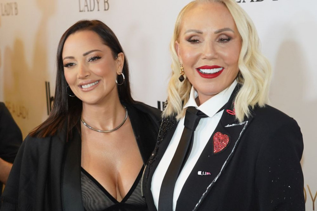 Unuk ima svoje zahteve, a unuci se posebno radujem: Brena ne krije sreću zbog Aleksandrine trudnoće Unuk ima svoje zahteve, a unuci se posebno radujem: Brena ne krije sreću zbog Aleksandrine trudnoće