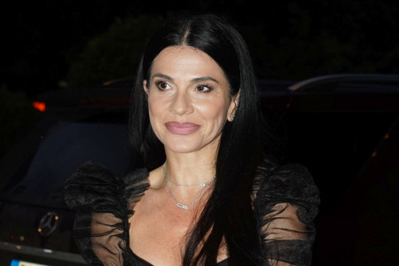 Urbano i elegantno: Aleksandra Jeftanović nosi boju laka koja će obeležiti jesen Urbano i elegantno: Aleksandra Jeftanović nosi boju laka koja će obeležiti jesen