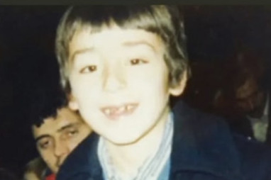 Možete li da pretpostavite ko je dečak sa slike? Oca su mu ubili, dva puta se razveo, a sada je u vezi sa 17 godina mlađom koleginicom Možete li da pretpostavite ko je dečak sa slike? Oca su mu ubili, dva puta se razveo, a sada je u vezi sa 17 godina mlađom koleginicom