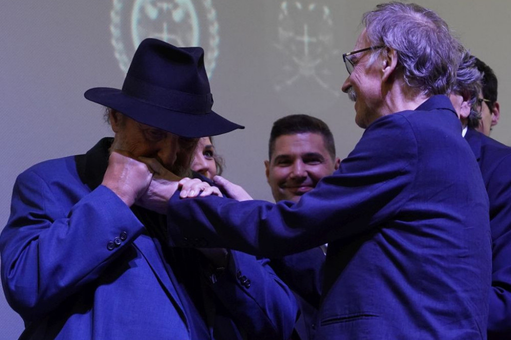 Bio mi je kao sin, drug, brat i kolega: Petar Božović se oprostio od voljenog prijatelja - Zbogom, dragi naš Žarinjo Bio mi je kao sin, drug, brat i kolega: Petar Božović se oprostio od voljenog prijatelja - Zbogom, dragi naš Žarinjo