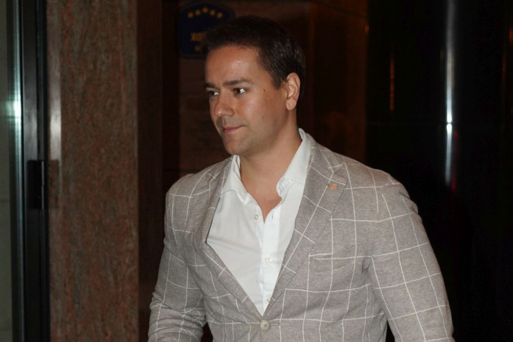 Vešto se krili na Tajlandu, ali sve se saznalo kad su stigli u Beograd: Luka Raco uhvaćen na aerodromu sa ovom lepoticom (FOTO) Vešto se krili na Tajlandu, ali sve se saznalo kad su stigli u Beograd: Luka Raco uhvaćen na aerodromu sa ovom lepoticom (FOTO)