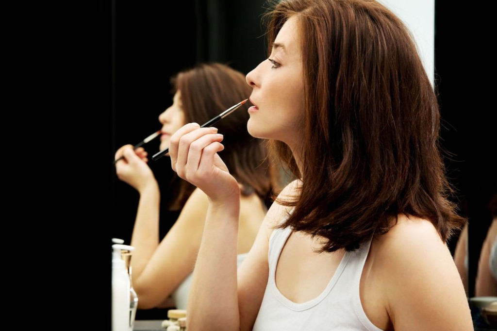 Boja karmina koja čini da lice izgleda mlađe: Žene zaziru od nje, a ima bolji efekat od kozmetičkih tretmana Boja karmina koja čini da lice izgleda mlađe: Žene zaziru od nje, a ima bolji efekat od kozmetičkih tretmana