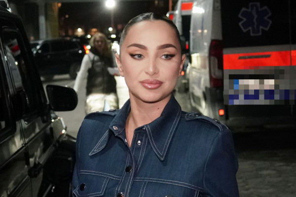 Maja Berović šokirala javnost: Na sahrani svog kuma sam pevala (VIDEO) Maja Berović šokirala javnost: Na sahrani svog kuma sam pevala (VIDEO)