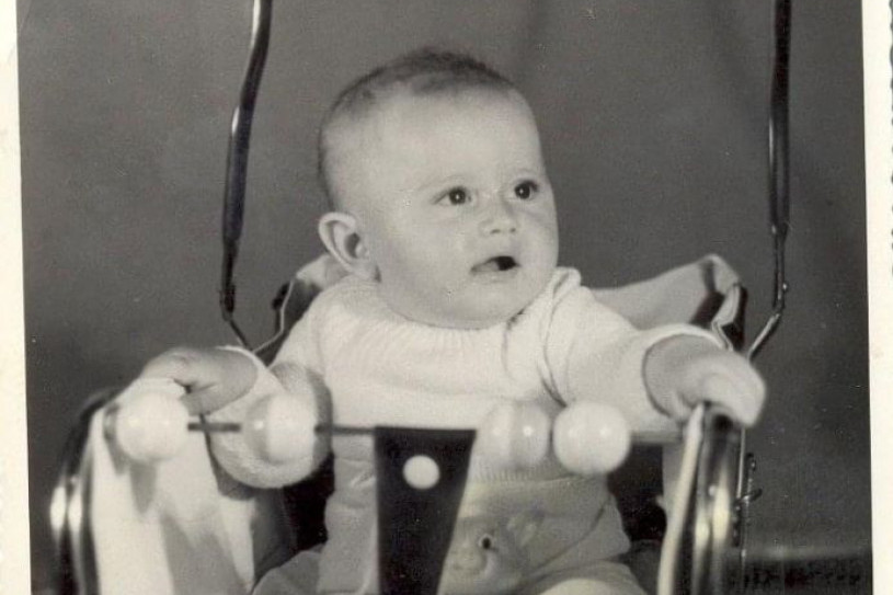 Ova beba danas je napunila 60 godina! Prepoznajete li dečaka sa fotografije, mnogima je omiljeni voditelj?!