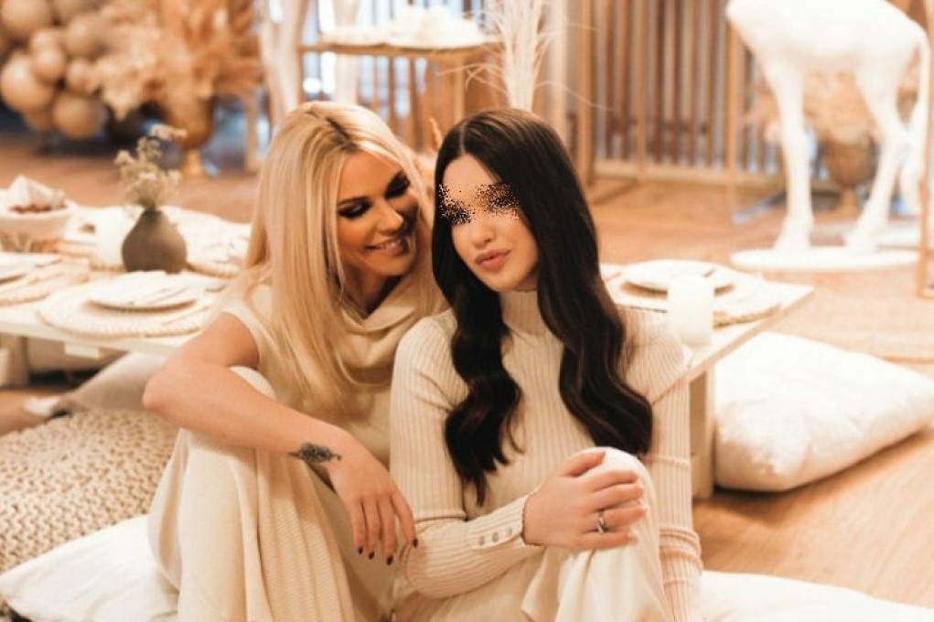 Hana Ikodinović javno odbrusila Nataši Bekvalac: Ove reči bi svaku majku zabolele (FOTO) Hana Ikodinović javno odbrusila Nataši Bekvalac: Ove reči bi svaku majku zabolele (FOTO)