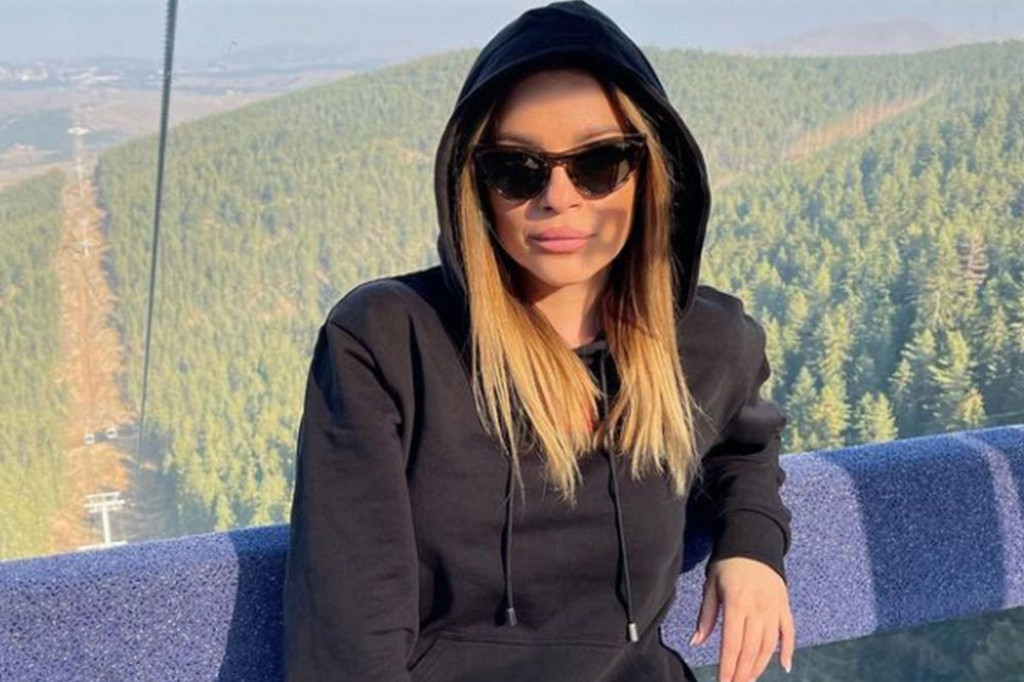 Bolovi su bili stravični, jaukala na sav glas: Pevačica mesecima bila prikovana za krevet, više nije ista Bolovi su bili stravični, jaukala na sav glas: Pevačica mesecima bila prikovana za krevet, više nije ista
