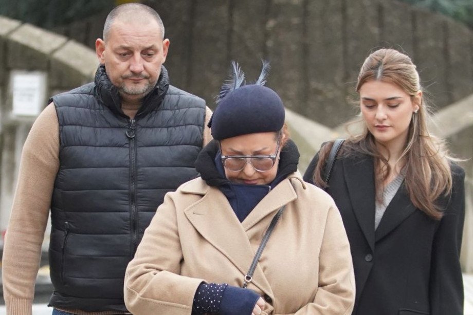 Pala na njegov grob i zajecala, sin i unuka brisali joj suze: Dve godine od smrti Milutina Mrkonjića, Ana Bekuta slomljena (FOTO)