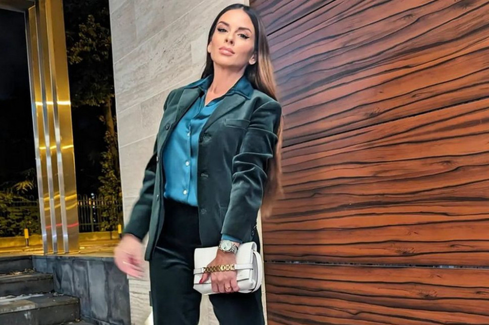 Ana Sević ima zlatan garderober i bazen usred stana vredan 50.000 evra, a u ovakvim uslovima joj žive roditelji u Užicu Ana Sević ima zlatan garderober i bazen usred stana vredan 50.000 evra, a u ovakvim uslovima joj žive roditelji u Užicu