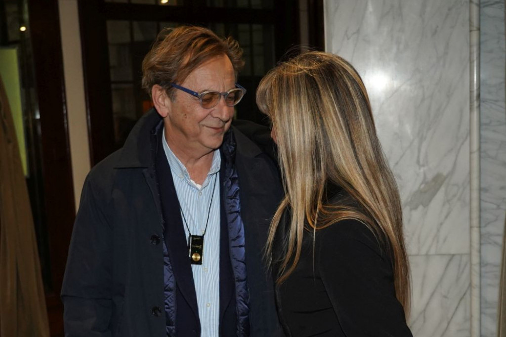 NEMA ŠTA DA KRIJE! Tihomir Stanić naočigled svih ljubi ovu zanosnu Srpkinju (FOTO)