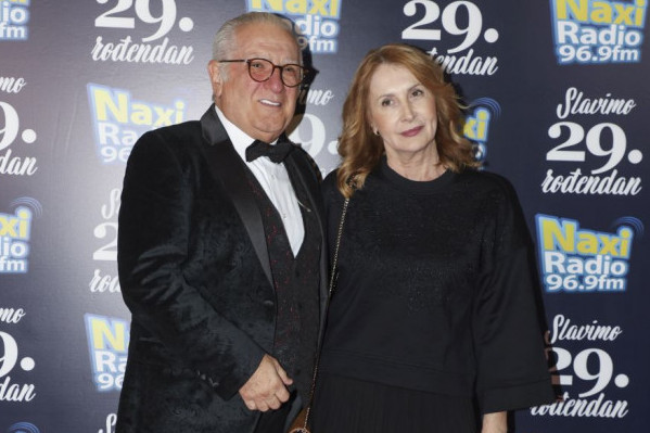 Posle 40 godina braka počeli da liče: Maja i Željko Samardžić modno usklađeni i zaljubljeni kao prvog dana (FOTO) Posle 40 godina braka počeli da liče: Maja i Željko Samardžić modno usklađeni i zaljubljeni kao prvog dana (FOTO)