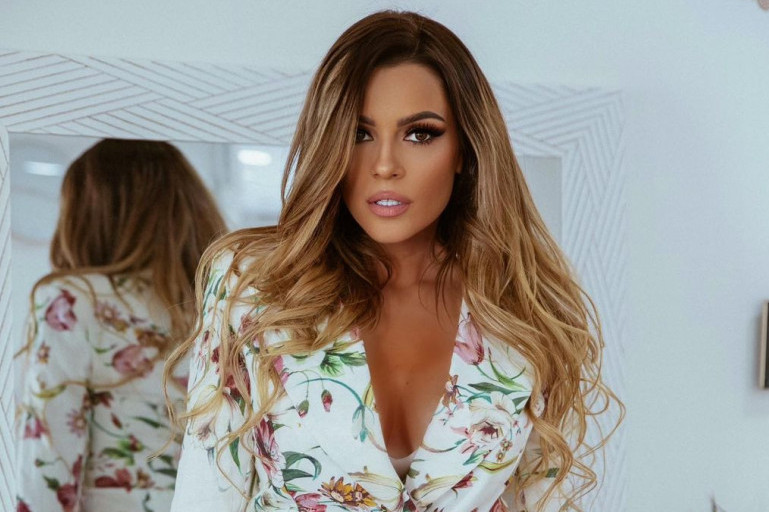 Raj u srcu Dimitrovgrada: Jelena Kostov pokazala kuću iz snova, a tek da vidite šta ima u dvorištu FOTO Raj u srcu Dimitrovgrada: Jelena Kostov pokazala kuću iz snova, a tek da vidite šta ima u dvorištu FOTO