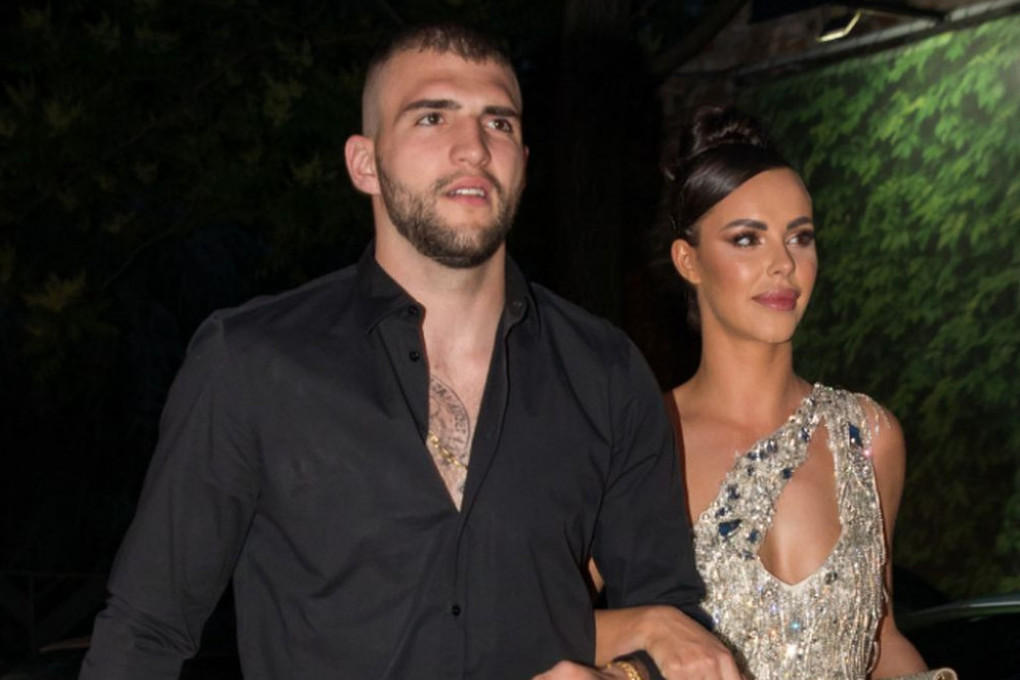 Veljko i Bogdana krste sina na Vidovdan, za trećeg naslednika spremili poseban poklon Veljko i Bogdana krste sina na Vidovdan, za trećeg naslednika spremili poseban poklon