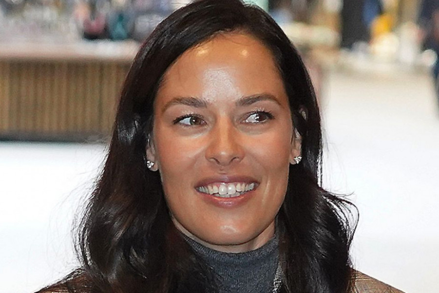 Bunda Ane Ivanović je sve što vam treba ove zime: Odlična za kombinovanje, i za dnevne šetnje i za večernje izlaske Bunda Ane Ivanović je sve što vam treba ove zime: Odlična za kombinovanje, i za dnevne šetnje i za večernje izlaske