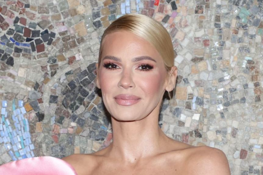Nataša Bekvalac se pojavila u haljini koja je čist glamur: Ništa slično niste videli do sada (FOTO) Nataša Bekvalac se pojavila u haljini koja je čist glamur: Ništa slično niste videli do sada (FOTO)