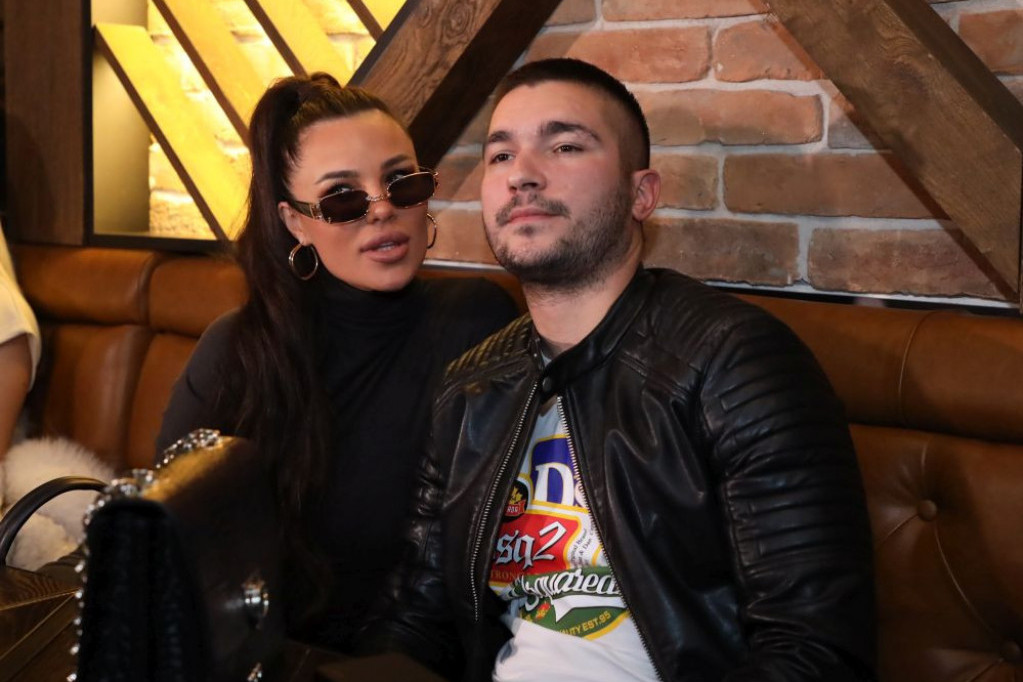 Bez njih ne bi bilo ni luksuznih putovanja, ni skupocene garderobe: Evo ko finansira Bojanin i Mirkov život na visokoj nozi Bez njih ne bi bilo ni luksuznih putovanja, ni skupocene garderobe: Evo ko finansira Bojanin i Mirkov život na visokoj nozi