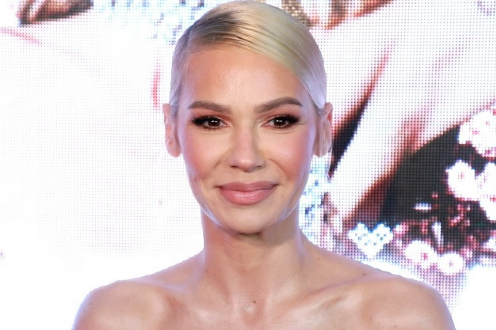 Nataša Bekvalac ima najmoderniju frizuru sezone (FOTO) Nataša Bekvalac ima najmoderniju frizuru sezone (FOTO)