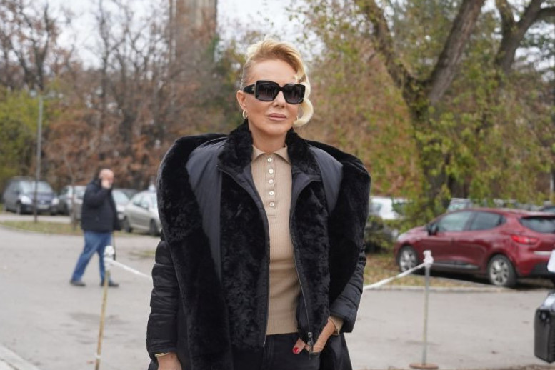 U sedmoj deceniji joj i dalje stoje kao devojčici! Farmerke Lepe Brene čine čuda za žensku figuru (FOTO) U sedmoj deceniji joj i dalje stoje kao devojčici! Farmerke Lepe Brene čine čuda za žensku figuru (FOTO)